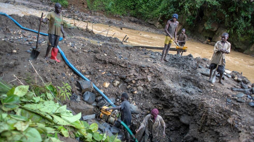 Katika mkoa huo wenye utajiri wa rasilimali, mamia ya makampuni ya uchimbaji madini, mengi yao yakiwa ni ya Wachina, wanachimba dhahabu bila kutangaza faida zao na mara nyingi bila vibali halali, kulingana na mamlaka ya DRC.