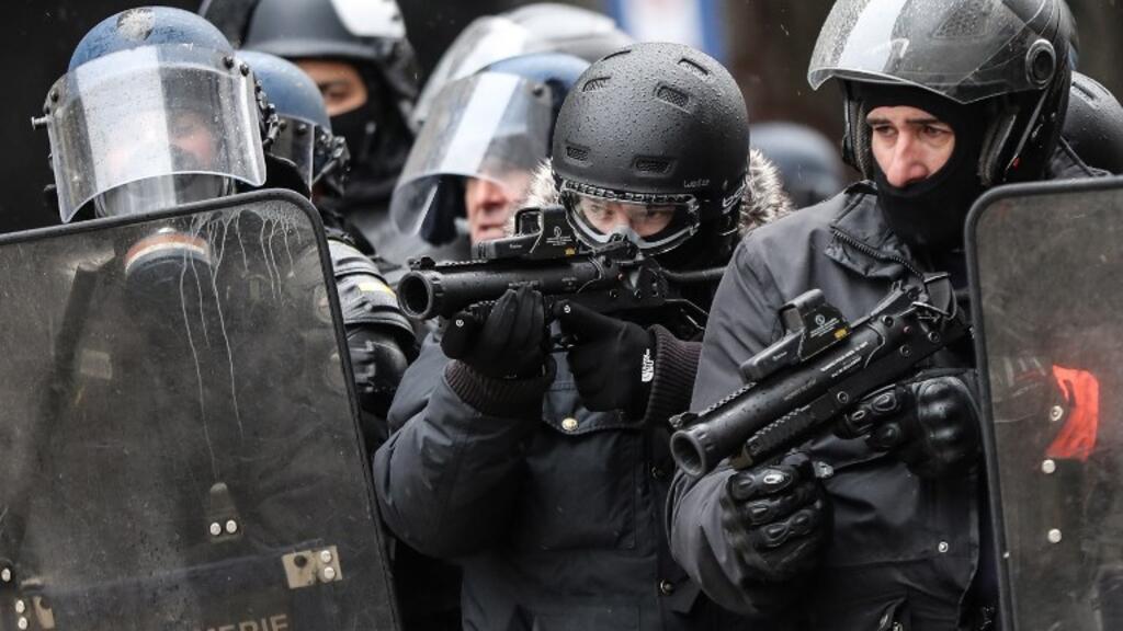 Les forces de l'ordre françaises, munies de lanceurs de balles de défense (LBD) lors de «l'acte V» du mouvement des «gilets jaunes», le 15 décembre 2018 à Paris.