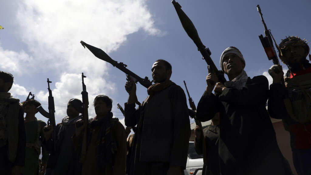 Des miliciens afghans lors d'un rassemblement avec les forces de défense, le 23 juin 2021 à Kaboul.