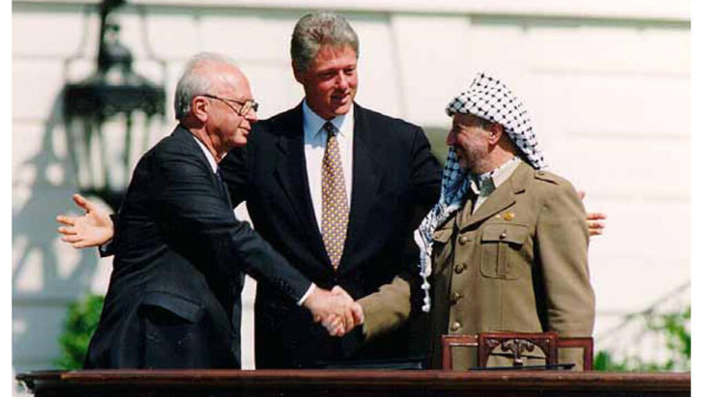 Yitzhak Rabin, Bill Clinton et Yasser Arafat, lors des accords de paix d'Oslo, le 13 septembre 1993, à Washington, à la Maison Blanche.
