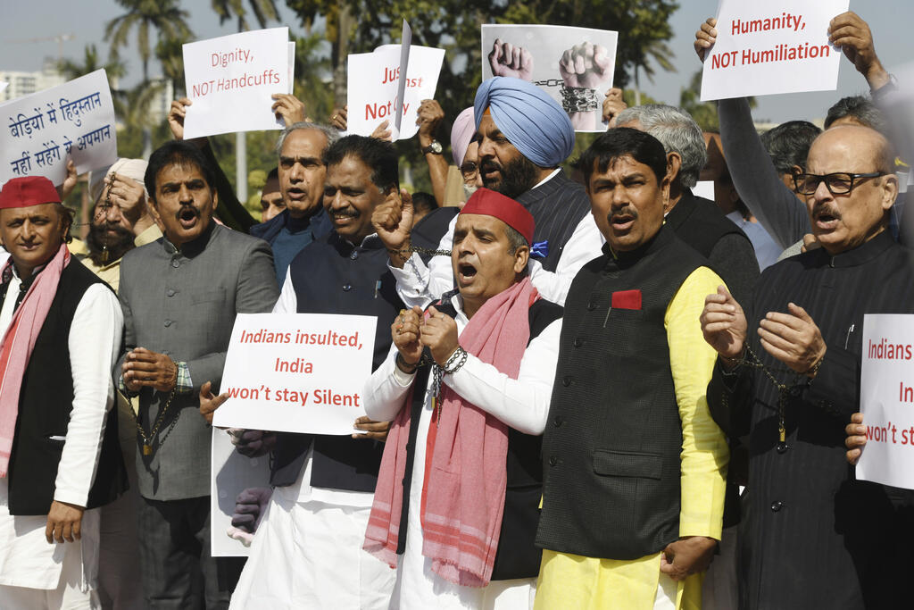 Des législateurs de l'opposition indienne, dont certains portent des chaînes, manifestent devant le Parlement à New Delhi pour condamner les mauvais traitements infligés aux immigrants indiens lors de leur expulsion des États-Unis, le jeudi 6 février 2025.