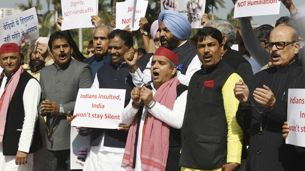 Des législateurs de l'opposition indienne, dont certains portent des chaînes, manifestent devant le Parlement à New Delhi pour condamner les mauvais traitements infligés aux immigrants indiens lors de leur expulsion des États-Unis, le jeudi 6 février 2025. (Image d'illustration)