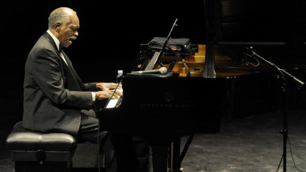 Le pianiste américain Hank Jones, lors du 44ème Festival Jazzaldia, le 24 juillet 2009, dans la ville basque du nord de l'Espagne de San Sebastian. Le festival Jazzaldia est le plus ancien festival de jazz célébré en Espagne.