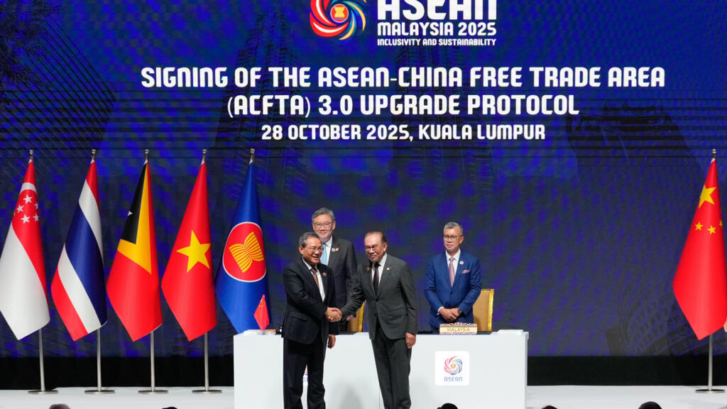 Thủ tướng Trung Quốc Lý Cường (T) và thủ tướng Malaysia Anwar Ibrahim tại lễ ký nghị định thư nâng cấp Hiệp định Thương mại Tự do ASEAN - Trung Quốc, ngày 28/10/2025, Kuala Lumpur, Malaysia.