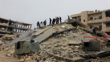 Les sauveteurs recherchent des survivants sous les décombres, à la suite d'un tremblement de terre, dans la ville rebelle de Jandaris, en Syrie, le 6 février 2023.