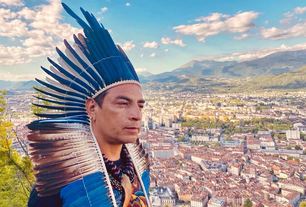 O cacique Darci Tupã Nunes de Oliveira, em Grenoble, no sudeste da França.