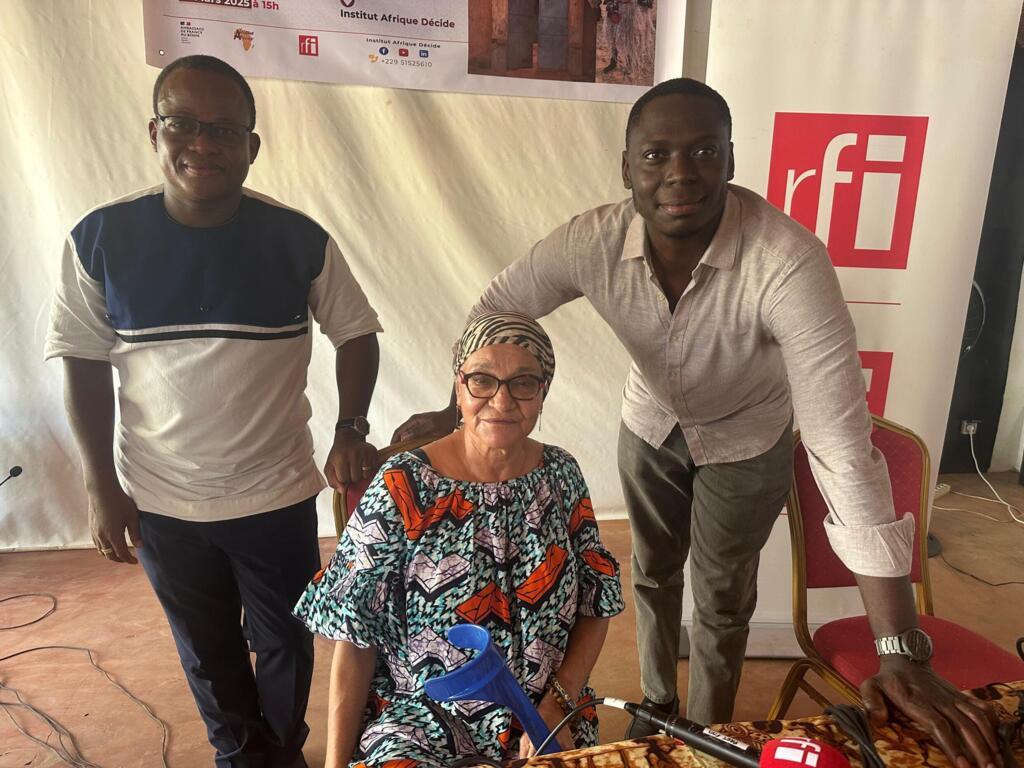Elgas en compagnie de ses invités Sylvestre Edjekpoto et Rachida Ayari de Souza (Ouidah, mars 2025)