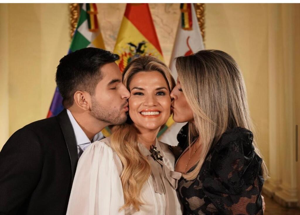 Jeanine Áñez com seus filhos Carolina Ribera e José Armando Ribera Áñez
