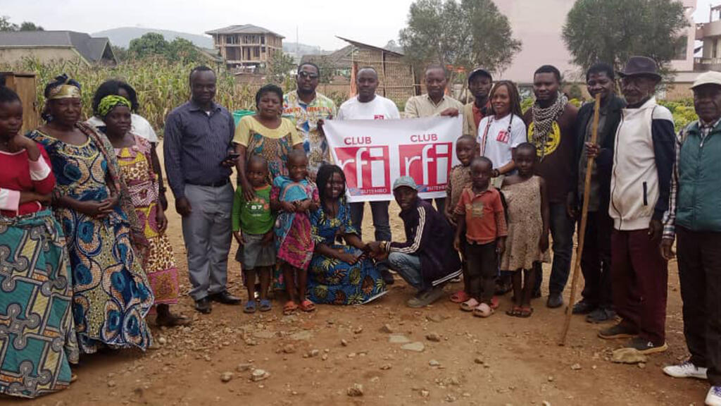 Des membres du Club RFI Butembo avec des déplacés.