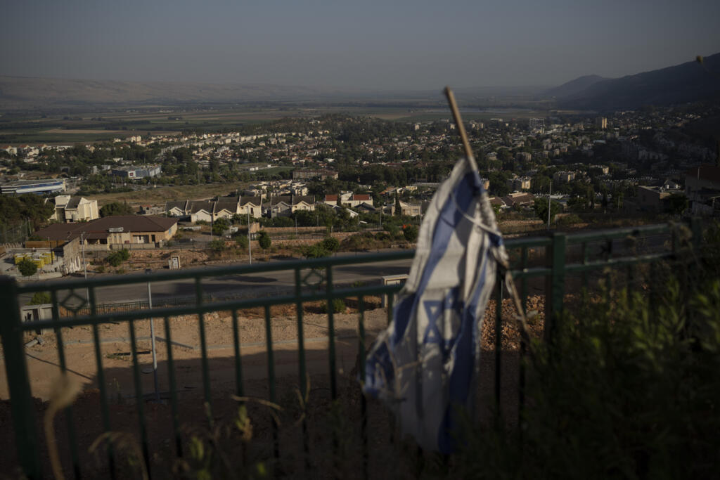 Un drapeau israélien est suspendu à Kiryat Shmona, à la frontière avec le Liban, dans le nord d'Israël, le mercredi 19 juin 2024.