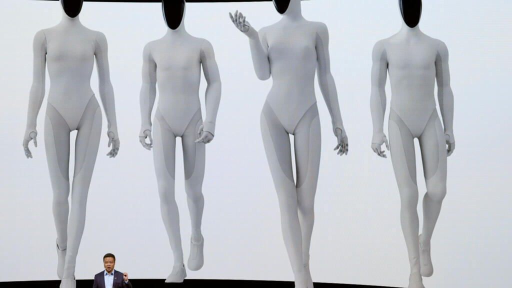 Ông Hà Tiểu Bằng (He Xiaopeng), chủ tịch kiêm tổng giám đốc điều hành của XPENG, giới thiệu robot IRON thế hệ tiếp theo trong Ngày AI của công ty, tại trụ sở ở Quảng Châu, tỉnh Quảng Đông, miền nam Trung Quốc, ngày 05/11/2025. 