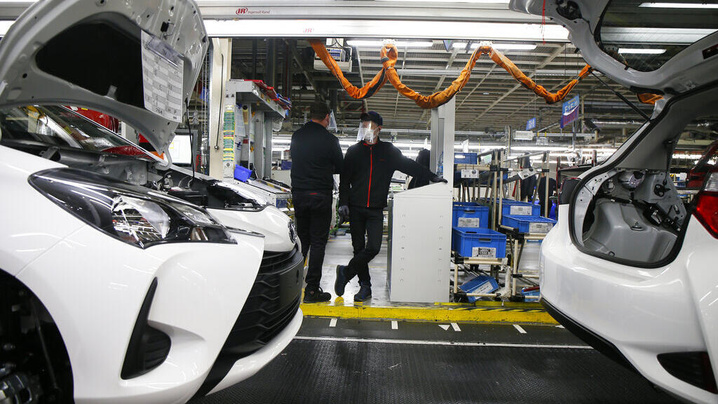 Falta de chips leva à paralisação da produção de carros em diversos países.