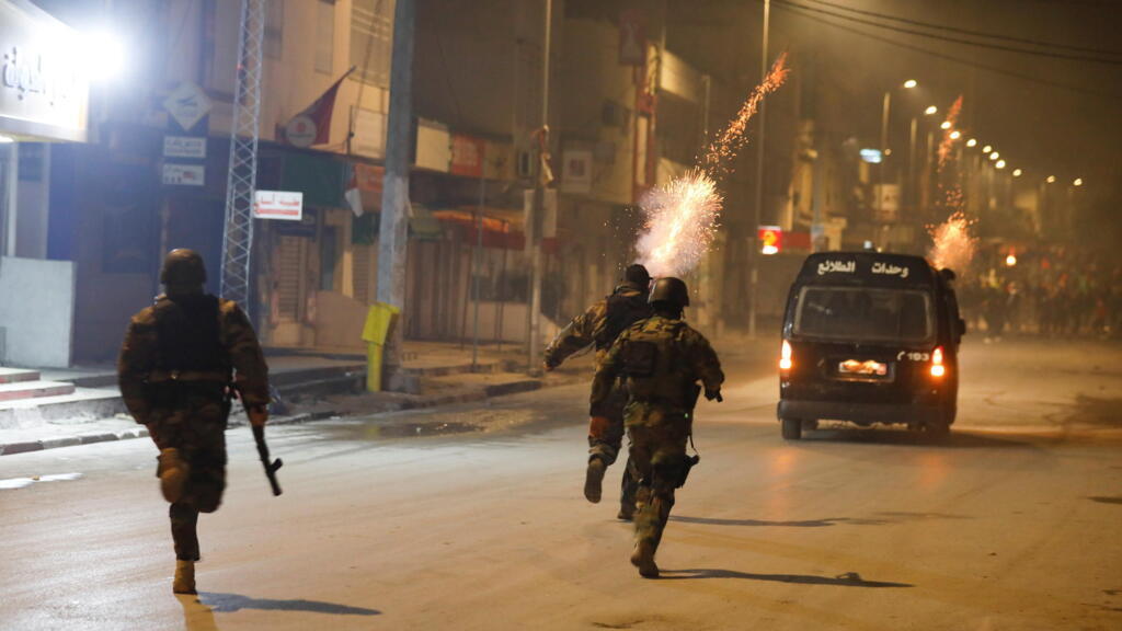 Affrontements entre forces de l'ordre et manifestants à Tunis, le 18 janvier 2021.