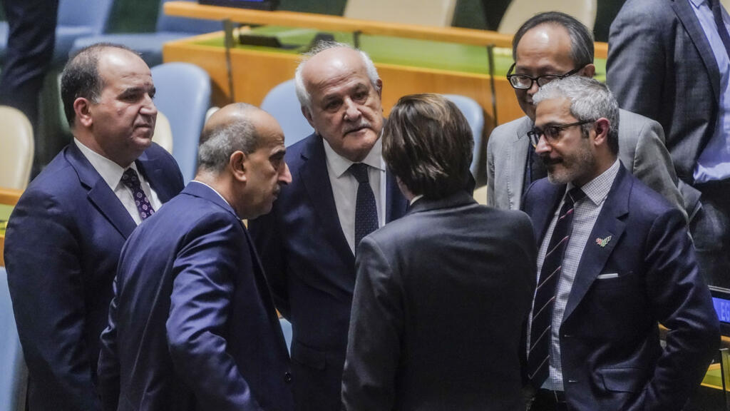 L'ambassadeur palestinien aux Nations unies, Riyad Mansour, après le résultat du vote en faveur d'un cessez-le-feu humanitaire à Gaza le mardi 12 décembre 2023 au siège de l'ONU.
