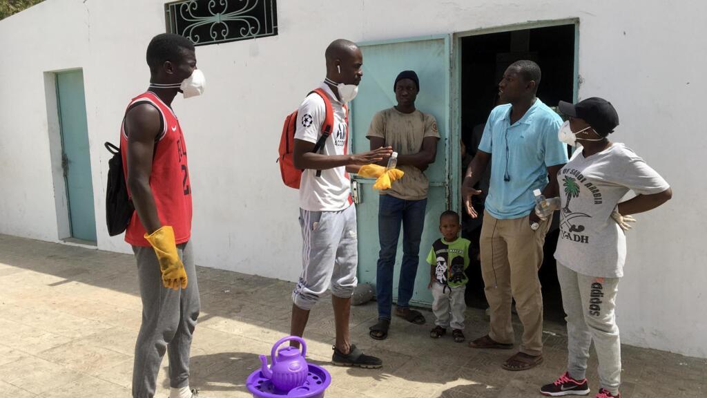 Dans le quartier de Grand Dakar, de jeunes volontaires se mobilisent pour sensibiliser aux bonnes pratiques pour éviter une propagation du Covid-19.