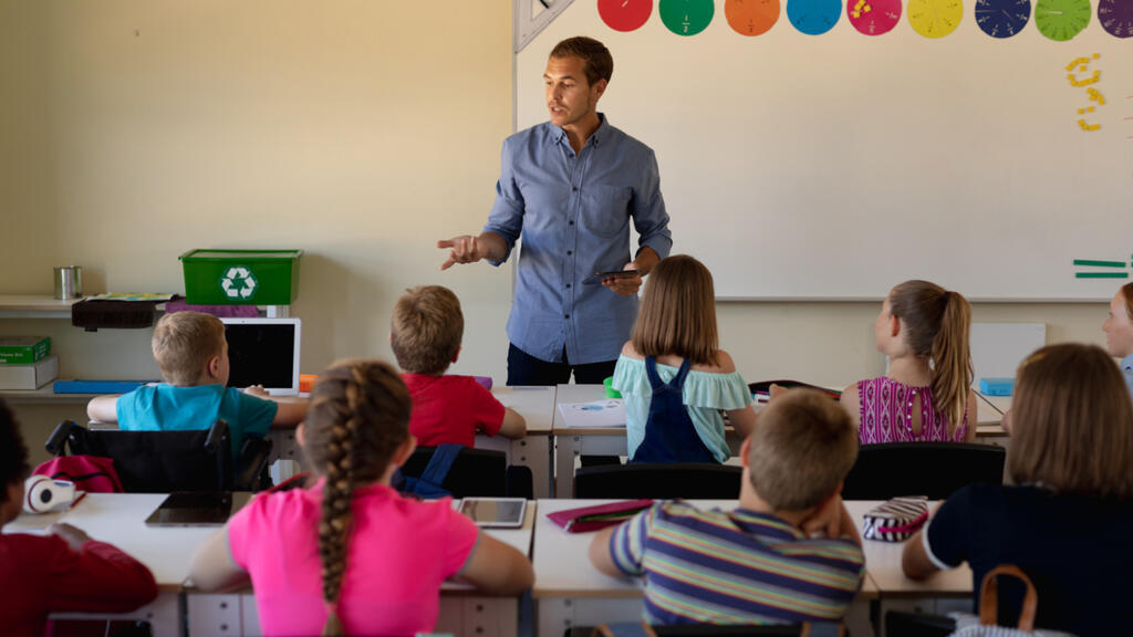 Avant la rentrée 2023, plus de 3 000 postes de professeur n’avaient pas été pourvus par les concours de recrutement de l’Éducation nationale. La crise d’attractivité du métier est profonde en France.