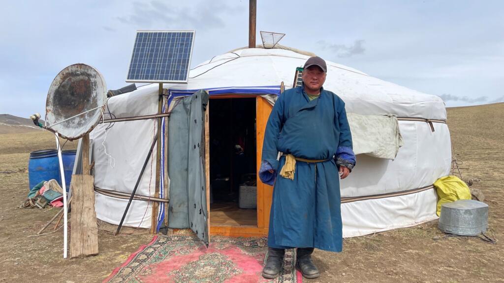 Cet éleveur nomade a perdu 700 têtes de bétail sur les 1500 que comptait son troupeau dans le terrible hiver qui a duré plus 6 mois en Mongolie.