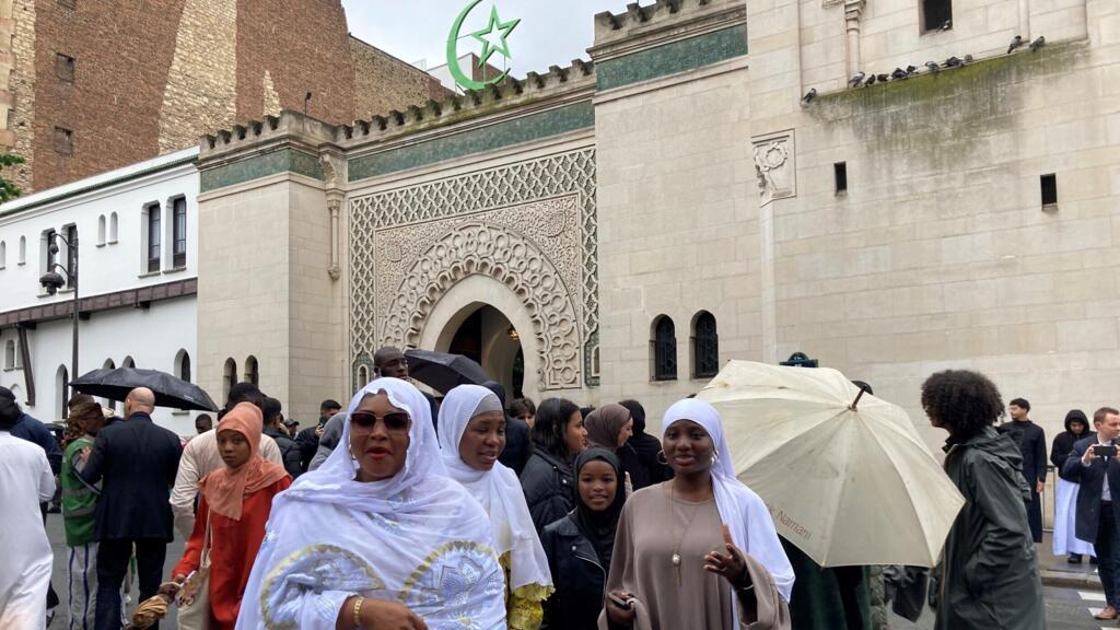 Des fidèles revêtues de leurs plus beaux habits sont venues célébrer l’Aïd-al-Adha (appelée Tabaski en Afrique de l’Ouest), à la Grande Mosquée de Paris, dimanche 16 juin 2024.