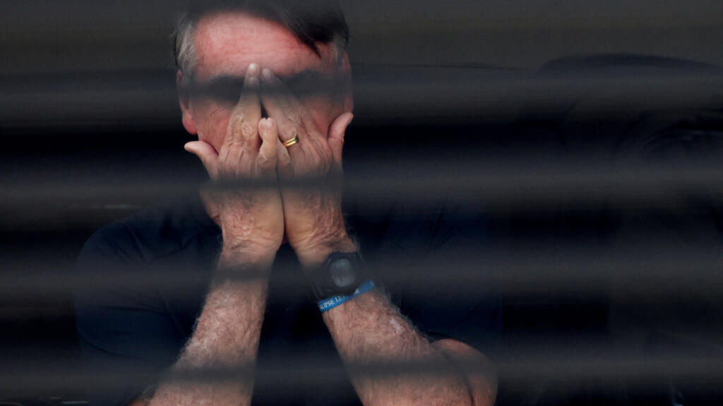O ex-presidente do Brasil, Jair Bolsonaro, em sua residência enquanto cumpre prisão domiciliar, aguarda julgamento por uma suposta conspiração para derrubar as eleições de 2022, em Brasília, Brasil, em 14 de agosto de 2025.