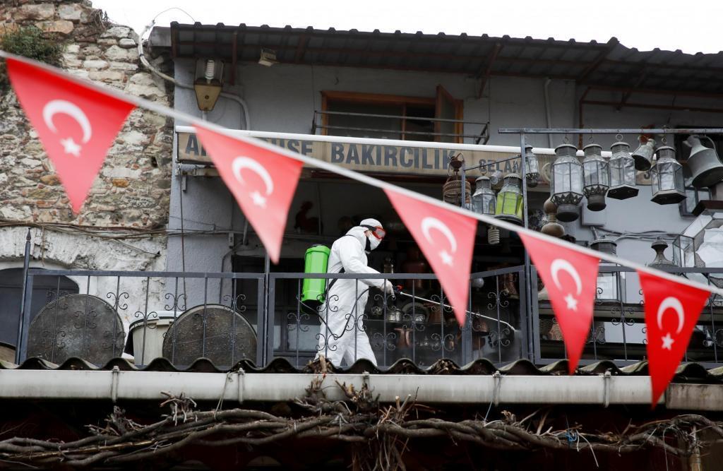 Le Grand Bazar d'Istanbul, le 25 mars 2020, fermé au public et en cours de désinfection.