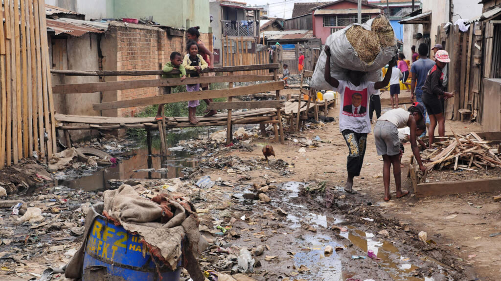 Dans un bidonville de Madagascar, le retour de la saison des pluies marque aussi le retour de la prolifération des rats.