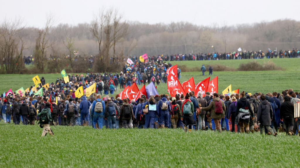 Milhares de manifestantes, inclusive vindos do exterior, participaram de protesto contra a construção do reservatório de Sainte-Soline, na França. (25/03/2023)