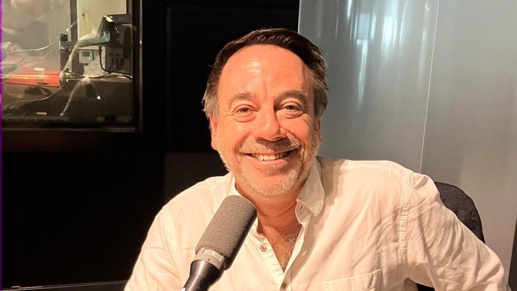 L'écrivain Michel Bussi en studio à RFI (octobre 2025).