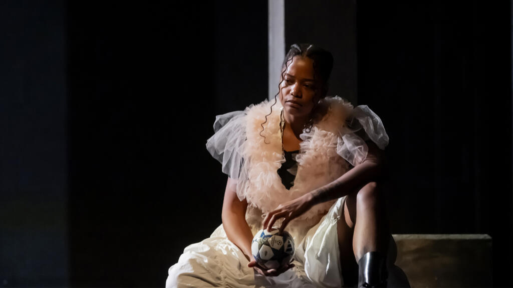 L’Enfant (Cindy Vincent) veille, tel un ange, sur les autres personnages.