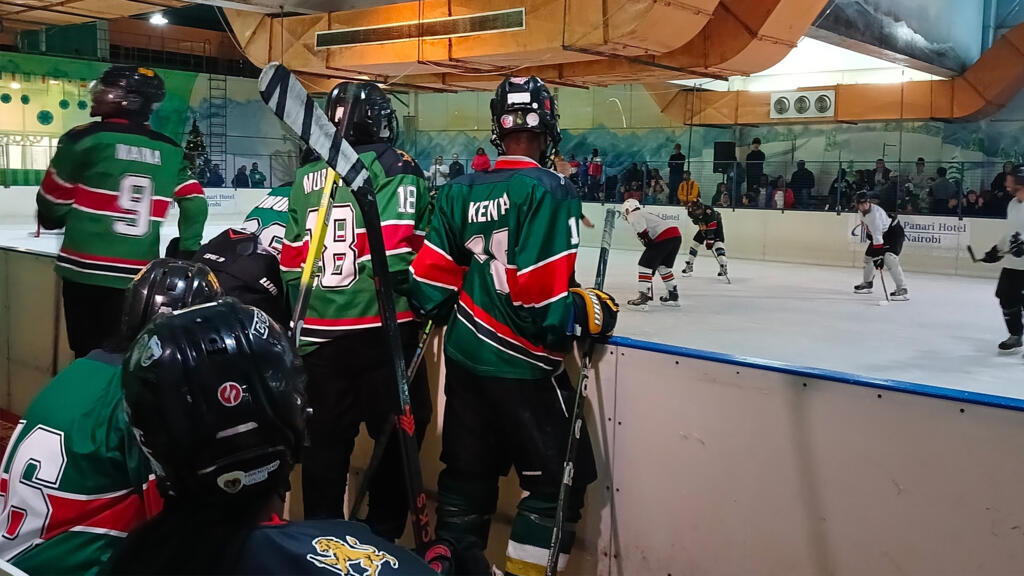 L'équipe de hockey sur glace de Nairobi, Les Lions de la glace, affronte une équipe d’expatriés de Nairobi.