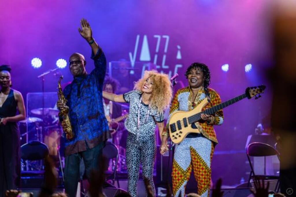 Manu Dibango en compagnie de Flavia Coelho et Manou Gallo, le 12 juillet 2019, au festival Jazz à Vienne en France.