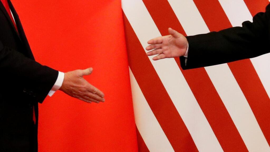 Le président américain Donald Trump et le président chinois Xi Jinping se serrent la main après avoir fait des déclarations conjointes à la Grande Salle du Peuple à Pékin, Chine, le 9 novembre 2017.