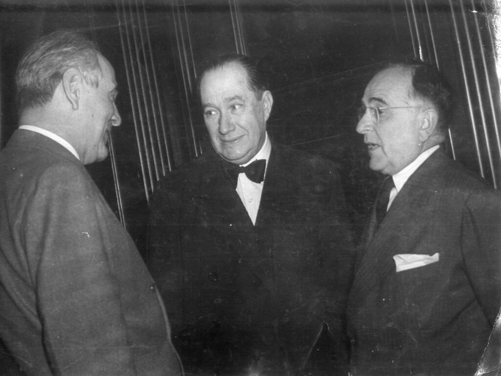 O embaixador Souza Dantas (no centro), com o presidente Getúlio Vargas (dir) e o ministro Oswaldo Aranha, em 1944.