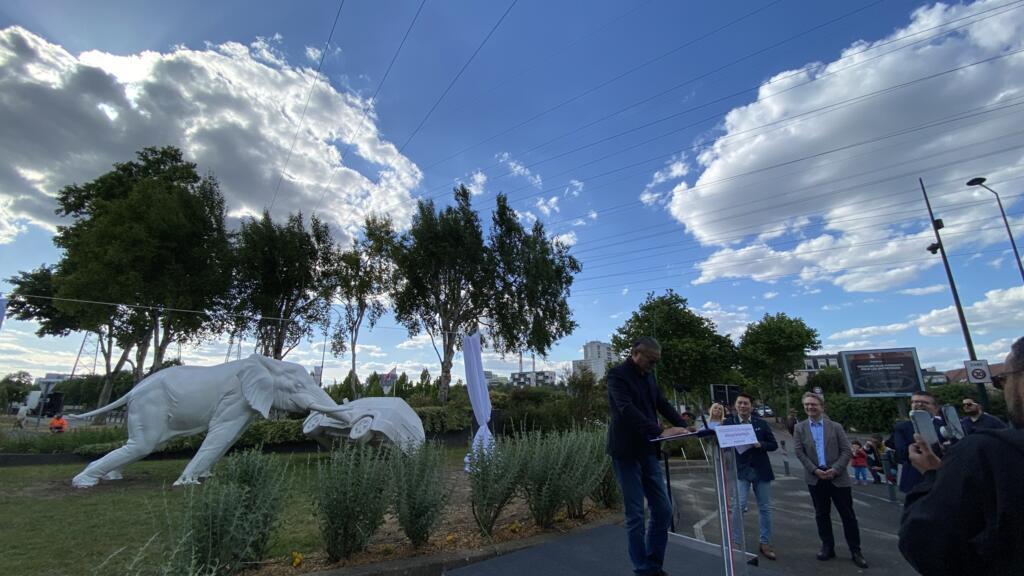 藝術家王度的大型雕塑作品《反侵犯》正式在法國阿爾福維爾的交通要道坎坦赫德環形路口落腳。阿爾福維爾市為這件新設置的公共藝術雕塑舉行了揭幕儀式。