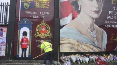 Một khu vực ở phố Crimea, gần đường Shankill, Belfast, Bắc Ireland, được dọn dẹp để mọi người đặt hoa tưởng niệm Nữ hoàng Anh Elizabeth II, ngày 09/09/2022.
