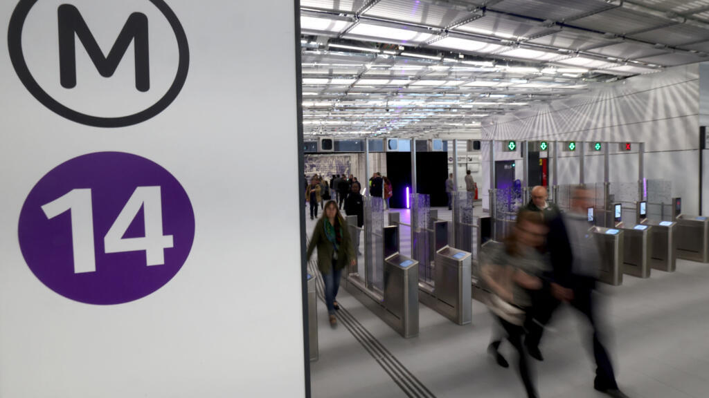 A nova linha 14 cruza a cidade por 28 km, sendo a mais longa da rede metropolitana de Paris. Ela é considerada a “espinha dorsal” dos transportes para os Jogos Olímpicos e foi inaugurada em 24 de junho de 2024.