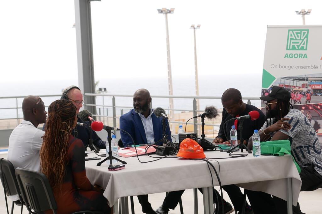 Bruno Faure et ses invités, dont Emmanuel Adebayor, ancien capitaine des Eperviers du Togo sur le plateau d'Éco d'ici Éco d'ailleurs.