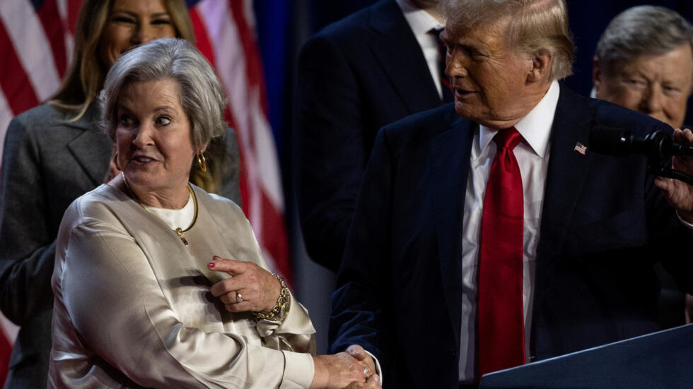 Rais mteule wa Marekani Joe Biden akisalimiana na mshauri wake mkuu Susie Wiles.