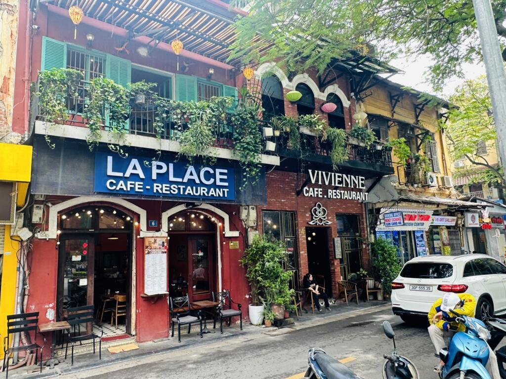 Hàng quán đối diện Nhà thờ lớn, Hà Nội, Việt Nam, ngày 27/05/2025.