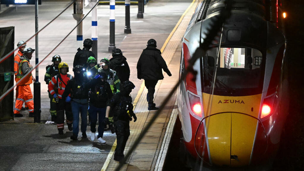 Royaume-Uni: une attaque à l'arme blanche à bord d'un train fait dix blessés en Angleterre