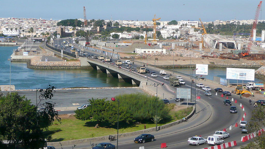 Vue aérienne du pont routier entre Rabat et Salé, au Maroc.