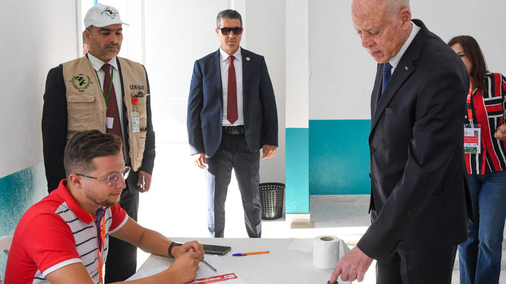 Le président tunisien Kaïs Saïed trempe son doigt dans de l'encre après avoir voté dans un bureau de vote lors de l'élection présidentielle de 2024 à Tunis, le 6 octobre 2024.