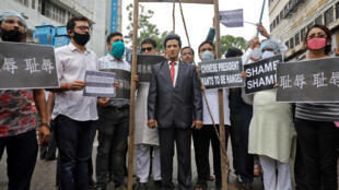 6月19日，加爾各答，印度民眾抗議中國軍人打死印度士兵，一名穿著中國國家主席習近平的男子站在臨時絞刑架上等待「絞刑」。