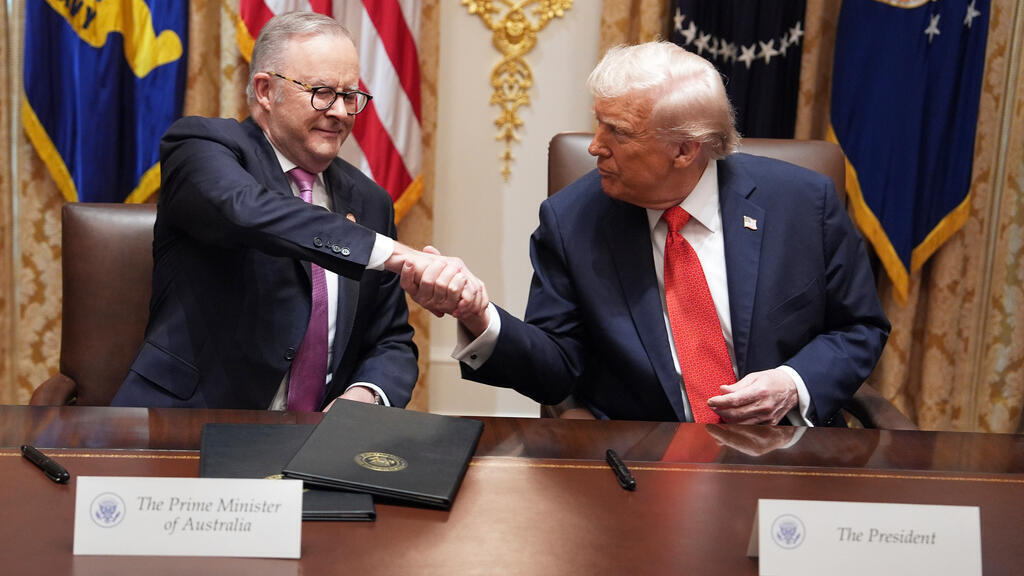 Tổng thống Mỹ Donald Trump bắt tay thủ tướng Úc Anthony Albanese sau khi ký kết thỏa thuận về khoáng sản và đất hiếm tại Nhà Trắng, Washington, Hoa Kỳ ngày 20/10/2025.