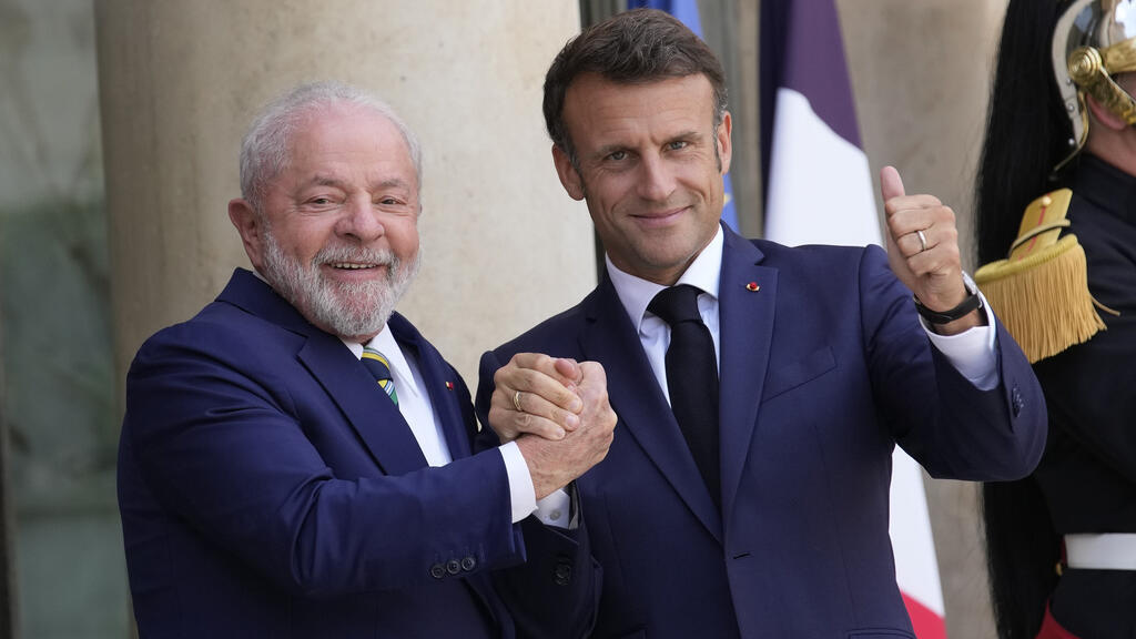 O presidente Lula e o presidente francês, Emmanuel Macron, no Palácio do Eliseu, em Paris, em 23 de junho de 2023.