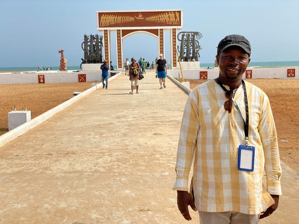 Un guide touristique devant la porte du non-retour à Ouidah (Bénin)