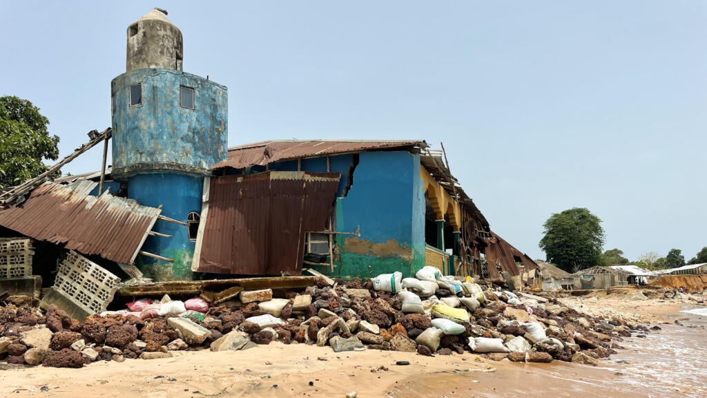 La mosquée a déjà été à moitié détruite par les vagues, des sacs de sable servent de faible rempart à la montée des eaux.