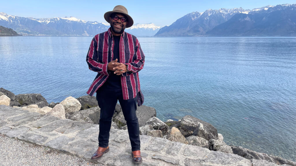 Le bassiste Étienne Mbappé, le 11 avril 2024, au bord du lac Léman en Suisse.