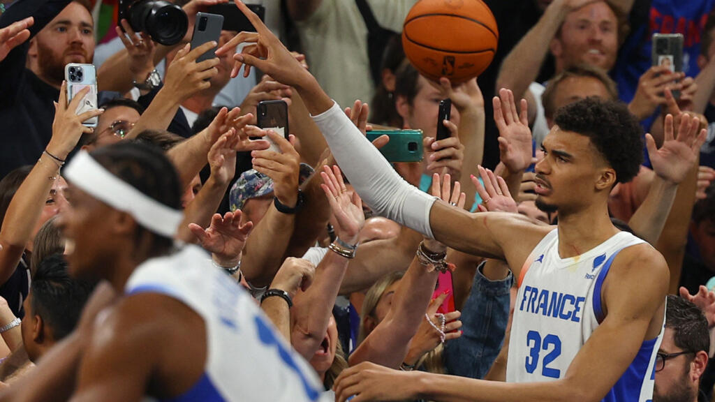 Le basketteur Victor Wembanyama salue les supporters français.