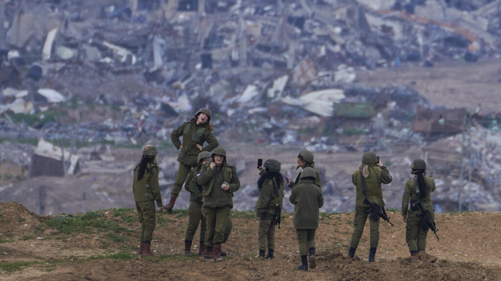Des soldats israéliens sur une position à la frontière de la bande de Gaza, dans le sud d'Israël, le lundi 19 février 2024.