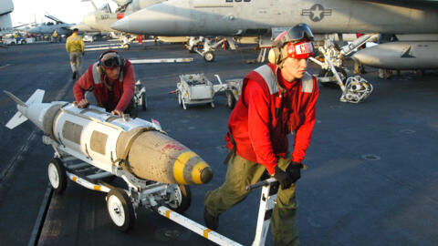 بمب هدایت پذیر JDAM بر روی عرشه ناو هواپیمابر آمریکایی «آبراهام لینکلن». 